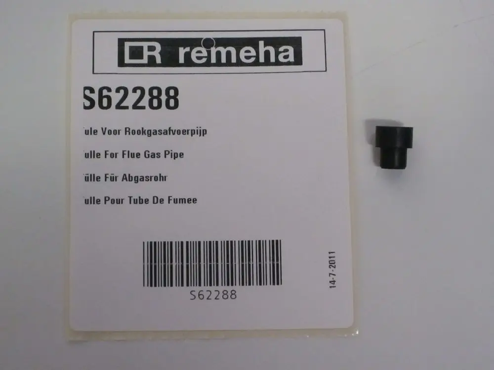Schwarze Tülle von Remeha, auf einem weißen Kartonetikett mit Artikelnummer und mehrsprachiger Beschreibung für Abgasrohr, daneben ein kleiner, bündiger Kunststoffadapter.